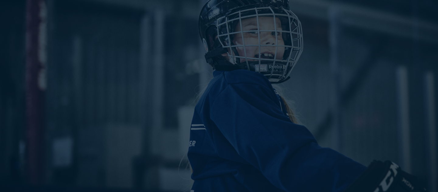 Bild på ett barn i hockeyhjälm